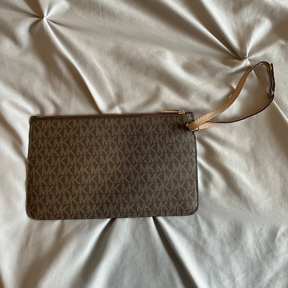 Michael Kors Handbags - MICHAEL KORS wristlet